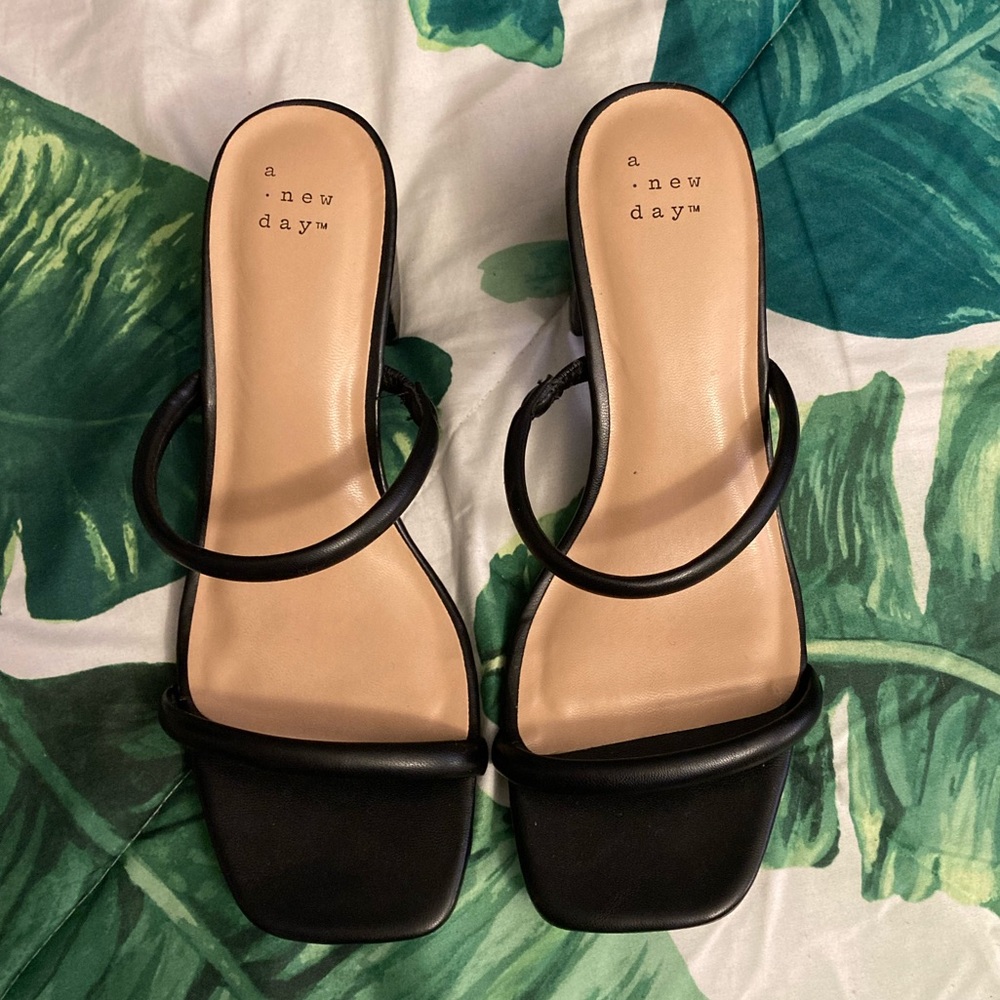 Black Heels  Sz: 71/2 Never Worn